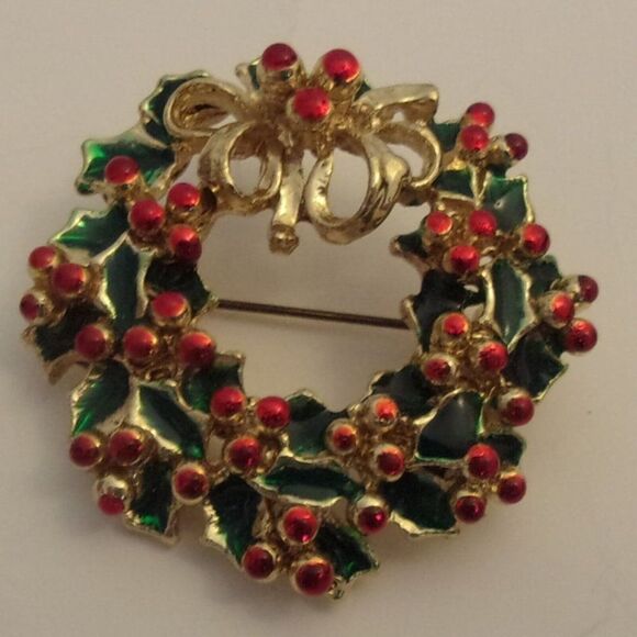 Set of 3 Christmas Pins Tree Wreaths Red Gold Green - Picture 7 of 8